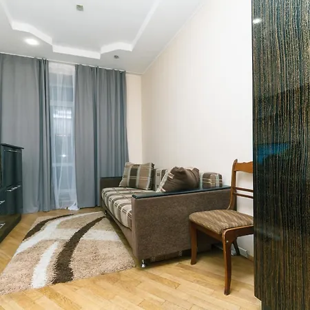 公寓 On Lva Tolstoho Street