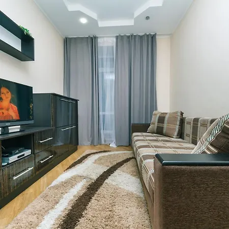 On Lva Tolstoho Street דירה